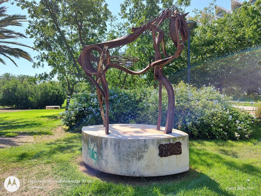  "Caballos", escultura de Lucas Karrvazen en  los Jardines de la Ciudad de las Artes y las Ciencias de Valencia (2008).