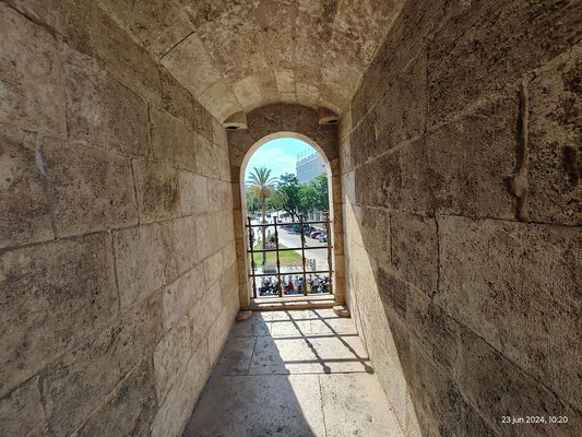 Por aquí se salía a la muralla de la ciudad de Valencia cuando aún existia, ahora una reja evita accidentes.