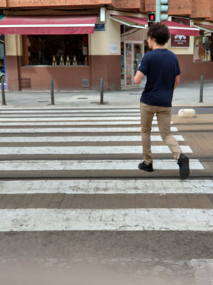 Los peatones tampoco respeta en semáforo en rojo, es un síntoma de falta de respeto hacia la convivencia y la vida en la ciudad. 