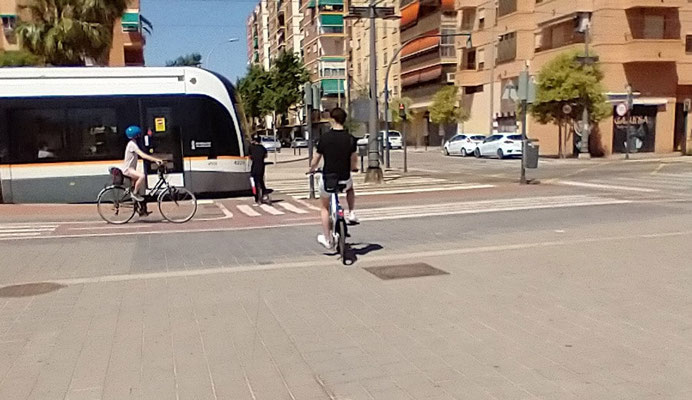 alencia, destacada por ser una de las ciudades con mayor densidad de semáforos en Europa, enfrenta graves problemas de seguridad vial debido al incumplimiento de las luces rojas. 