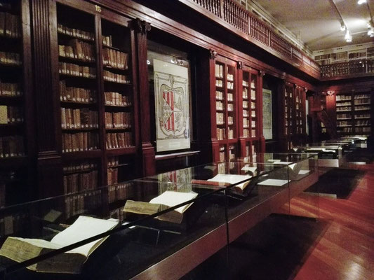 Contenido: La muestra exploraba la vida y obra de la abadesa del Convento de la Trinidad, destacando especialmente su obra magna, el Vita Christi, pieza fundamental de la literatura del Siglo de Oro valenciano. 