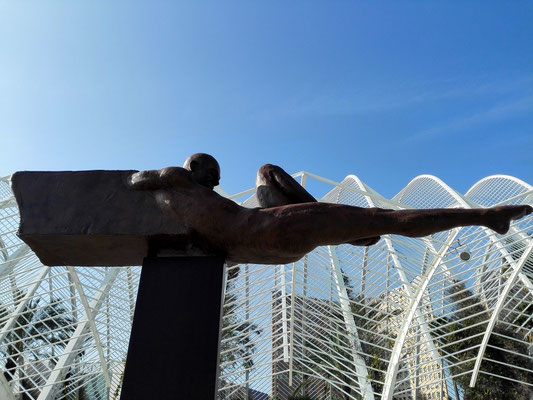 Temática: Las obras exploraban la figura humana y la psique, jugando con la dualidad entre lo visible y lo oculto, la fragilidad y la fortaleza.