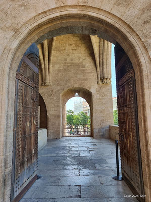 Puerta de entrada a la primera planta noble de las Torres de Serranos, donde se reunían Jurados y Caballeros. En el interior y a la izquierda se observa, en mampostería restos de la antigua muralla.