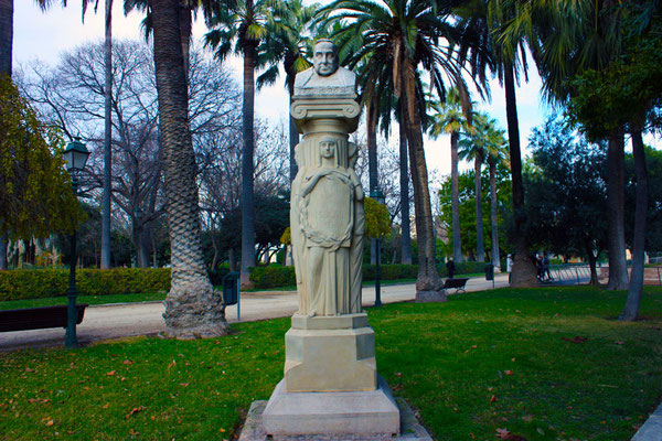 Monumento a Roque Chabás: Canónigo y archivero de la Catedral de Valencia. 