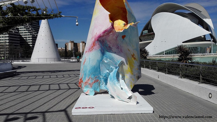 Las esculturas monumentales suelen estar realizadas en aluminio con colores vibrantes, y aunque son pesadas, están diseñadas para parecer ligeras y movidas por el viento. 