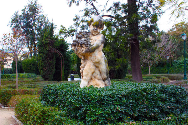 Los jardines también cuentan con otras esculturas, algunas de las cuales pueden ser restauradas o reemplazadas a medida que se realizan mejoras en el parque. 