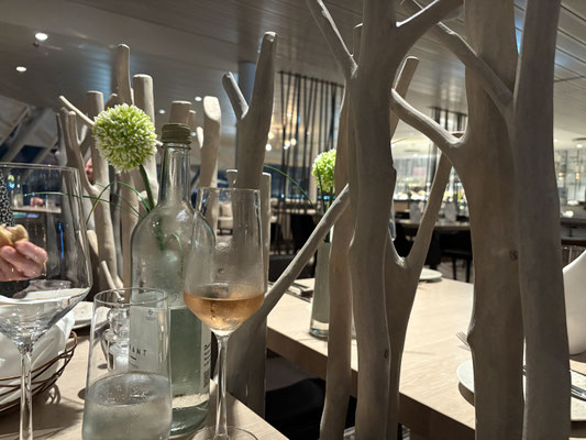 von unserem Tisch ins Restaurant