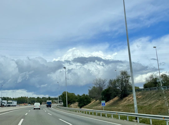 ein böse Wolke während der Fahrt