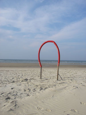 Strandspazierer haben Zeit auf Norderney - zum Beispiel für kreative Kunst am Strand