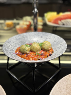 Spinat-Ricotta-Knödel auf Tomate