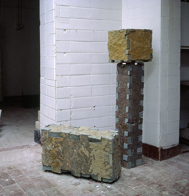 Quader Säule Kubus, 1993, Anröchter Dolomit, 42x70x20 cm, 104x19x19 cm, 30x30x30 cm