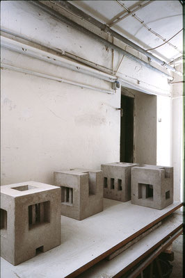 Keller im Kelleratelier, 1999, Betonguss, je 28x25x25 cm 