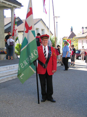 Fähnrich Kobi Hodel mit Fahne