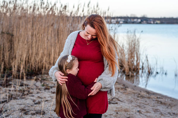 Babybauchshooting im Rahmen des Babypass in Leipzig – werdende Eltern genießen natürliche, emotionale Fotos in urbaner oder grüner Umgebung.