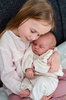 Neugeborenenshooting im Rahmen des Babypass in Leipzig – zarte Babyfotos, Nähe und Liebe der Familie in entspannter, natürlicher Atmosphäre.