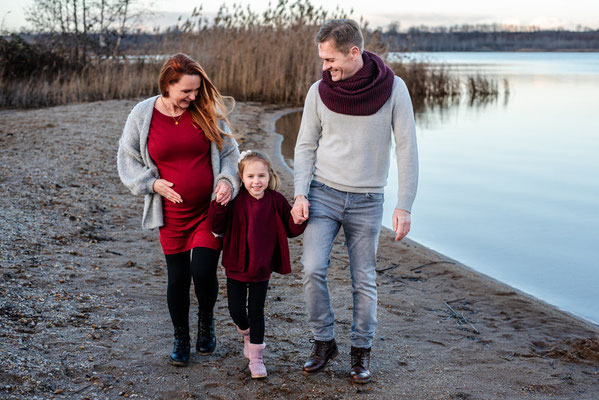 Babybauchshooting im Rahmen des Babypass in Leipzig – werdende Eltern genießen natürliche, emotionale Fotos in urbaner oder grüner Umgebung.