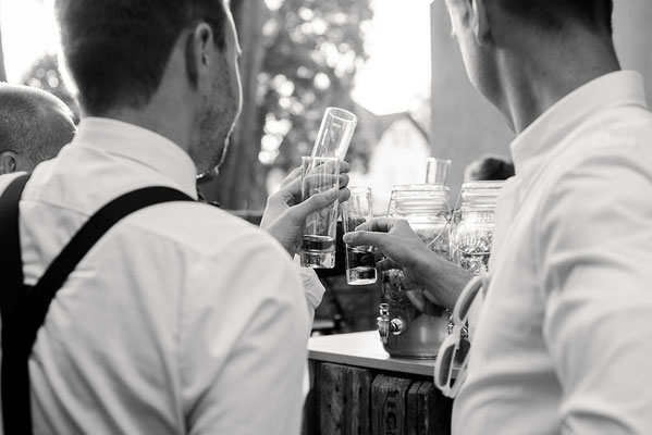 Sektempfang und Hochzeitstorte nach der Trauung in Leipzig und Leipziger Land - Reportagebilder von der Feier