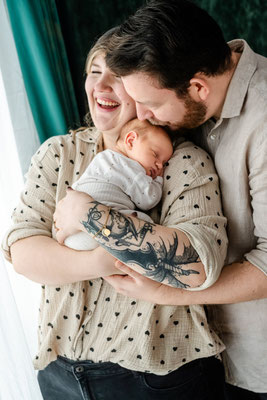 Familie mit Neugeborenem, gemütliches Shooting zuhause, Leipzig