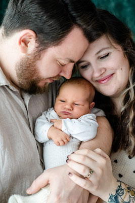 Familie mit Neugeborenem, gemütliches Shooting zuhause, Leipzig