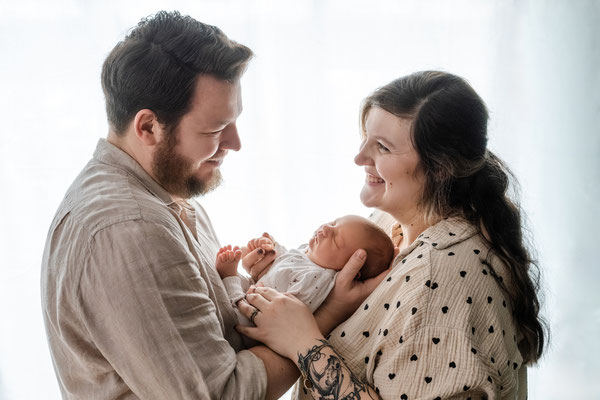 Familie mit Neugeborenem, gemütliches Shooting zuhause, Leipzig