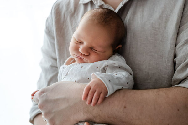 Familie mit Neugeborenem, gemütliches Shooting zuhause, Leipzig
