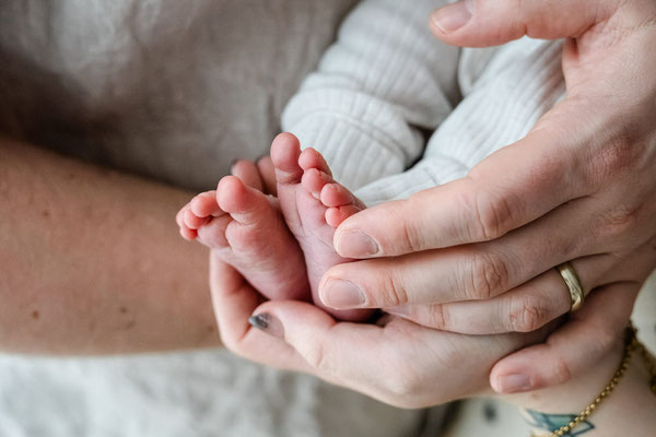 Winzige Babyfüße in Nahaufnahme, natürliche Babyfotografie Leipzig
