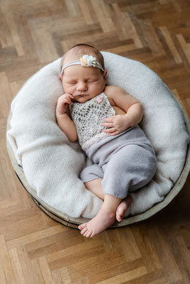 Neugeborenes Baby liegt geborgen auf der Decke im Wochenbett in Leipzig