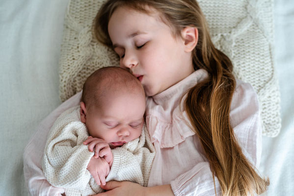 Neugeborenenshooting im Rahmen des Babypass in Leipzig – zarte Babyfotos, Nähe und Liebe der Familie in entspannter, natürlicher Atmosphäre.