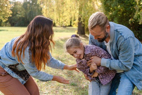 Natürliches Familienshooting in Leipzig mit größeren Kindern im Freien
