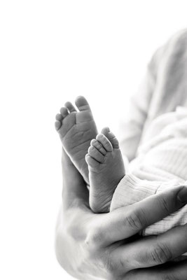 Winzige Babyfüße in Nahaufnahme, natürliche Babyfotografie Leipzig