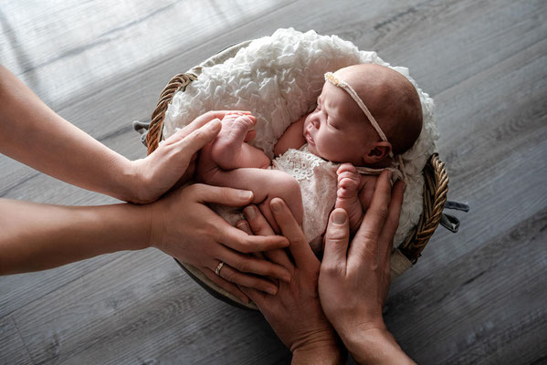 Neugeborenenshooting im Rahmen des Babypass in Leipzig – zarte Babyfotos, Nähe und Liebe der Familie in entspannter, natürlicher Atmosphäre.