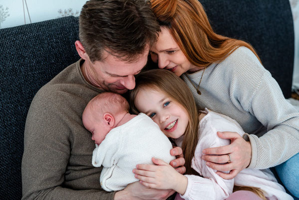 Neugeborenenshooting im Rahmen des Babypass in Leipzig – zarte Babyfotos, Nähe und Liebe der Familie in entspannter, natürlicher Atmosphäre.