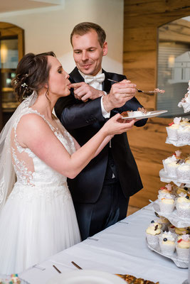 Sektempfang und Hochzeitstorte nach der Trauung in Leipzig und Leipziger Land - Reportagebilder von der Feier