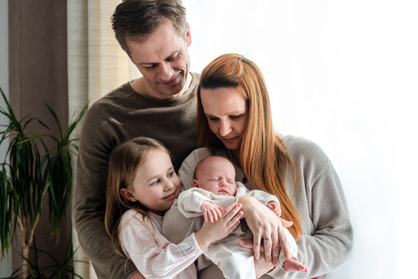 Neugeborenenshooting im Rahmen des Babypass in Leipzig – zarte Babyfotos, Nähe und Liebe der Familie in entspannter, natürlicher Atmosphäre.
