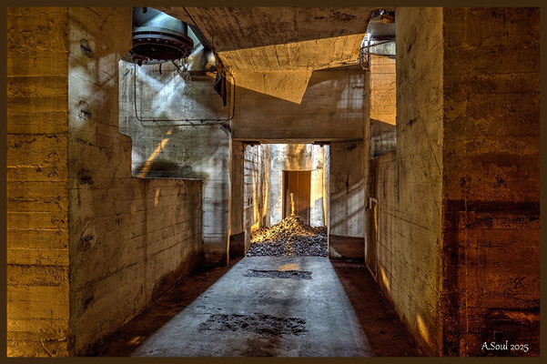 Es werde Licht /Dirk Zache Fundament des kohledampfgerneators Zeche Zollverein