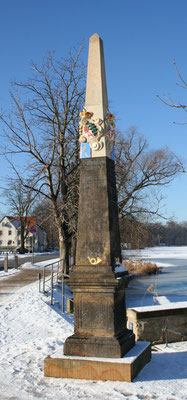 Distanzsäule Moritzburg, Schlossallee (links)