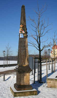 Distanzsäule Moritzburg, Schlossallee (rechts)