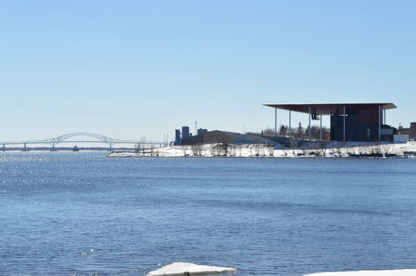 Vue de la confluence du fleuve Saint-Laurent et de la rivière Saint-Maurice, du parc de l'île Saint-Quentin