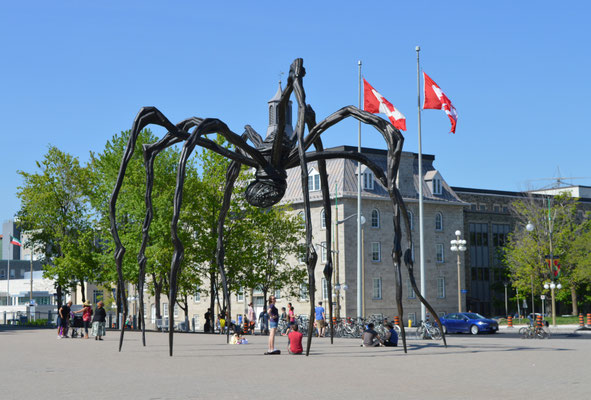Sculpture de Louise Bourgeois installée sur le parvis du Musée des Beaux-Arts
