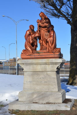Cimetière de Saint-Louis dont le chemin de croix est représenté avec beaucoup de goût
