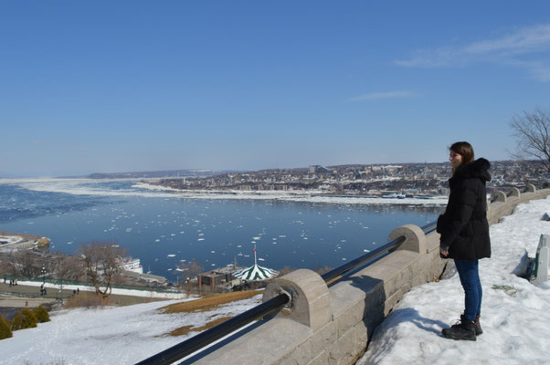 En face se trouve l'île d'Orléans et juste derrière, la ville de Lévis