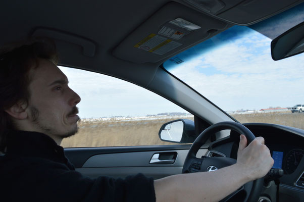 Vivien au volant de la Hyundai Sonata louée pour l'occasion. Plus agréable et spacieuse que la Clio qui avait difficilement suivi lors de notre périple corse!