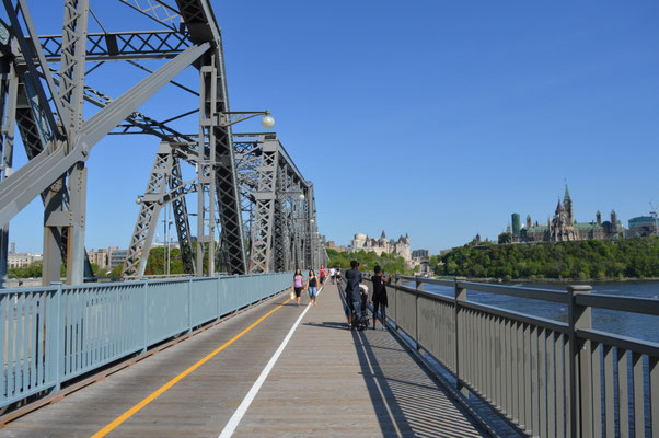 Pont Alexandra qui relie les villes d'Ottawa et de Gatineau