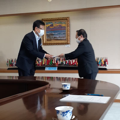 小野理事長から大西熊本市長へ贈呈