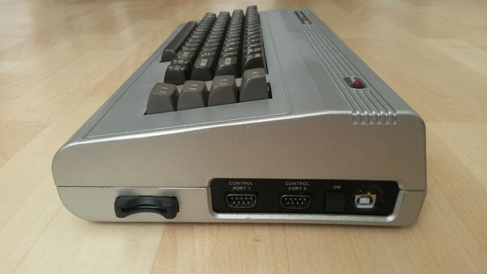C64: Detailansicht des SD-Karten-Adapters (links) und des Keyrah-Tastaturadapters (rechts)