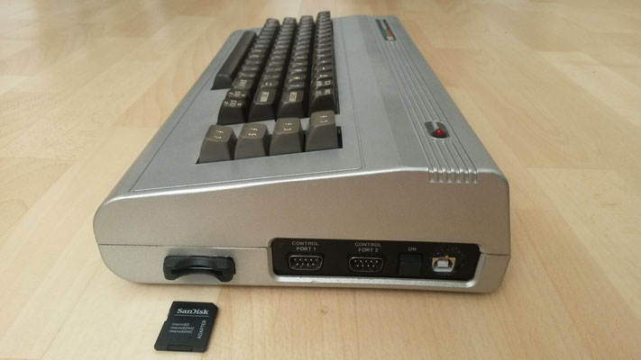 C64: Detailansicht des SD-Karten-Adapters mit SD-Karte (links) und des Keyrah-Tastaturadapters (rechts)