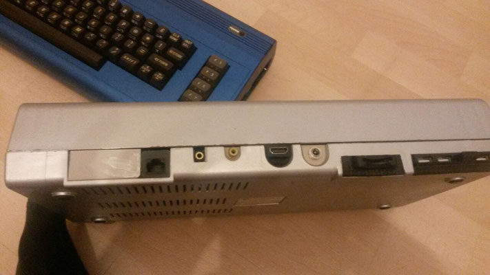 C64: Rückseite mit Anschlüssen (Vorgängerversion mit SD-Karten-Adapter an Gehäuserückseite)