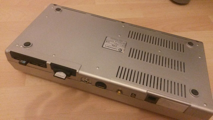 C64: Unterseite und Rückseite mit Anschlüssen (Vorgängerversion mit SD-Karten-Adapter an Gehäuserückseite)