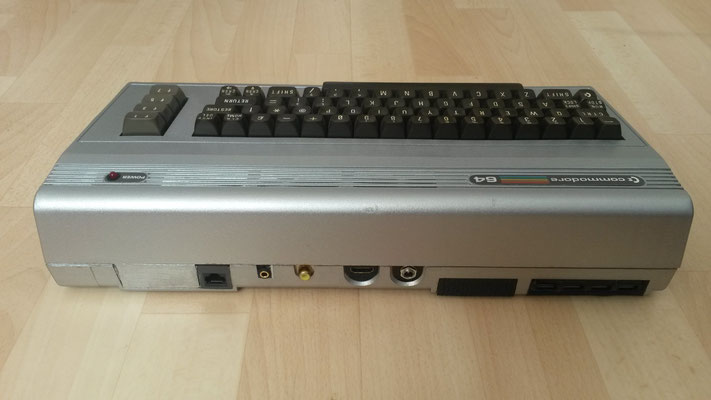 C64: Rückseite mit Anschlüssen (LAN, Audio, Video, HDMI, Stromversorgung und USB)