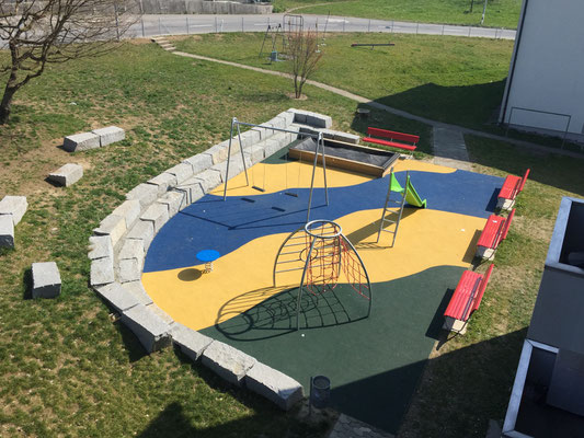 neuer Spielplatz mit vollflächigem Fallschutzbelag